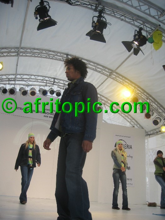 ../Images/Krefeld-Strssenmodenschau-2005 181.jpg